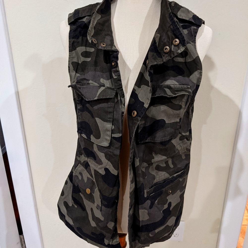 NWOT Camo Vest
